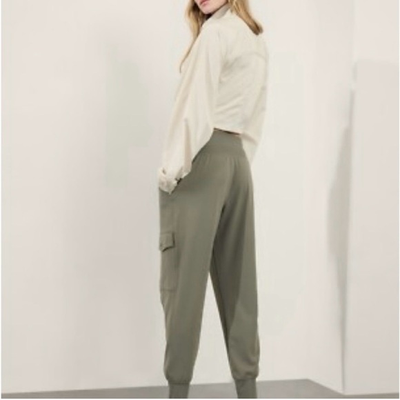 Athleta Venice High Rise Cargo Jogger - Small Petite Moss NWT *NEW* - Picture 3 of 8